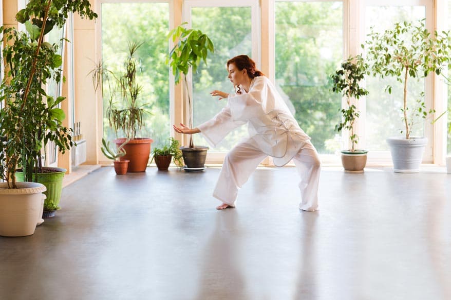 Frau macht Tai-Chi