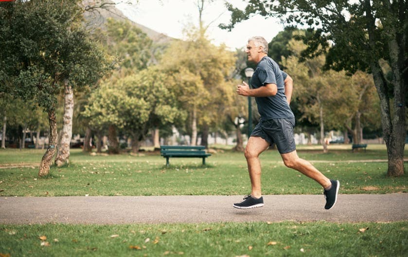 Älterer Mann am Rennen im Park