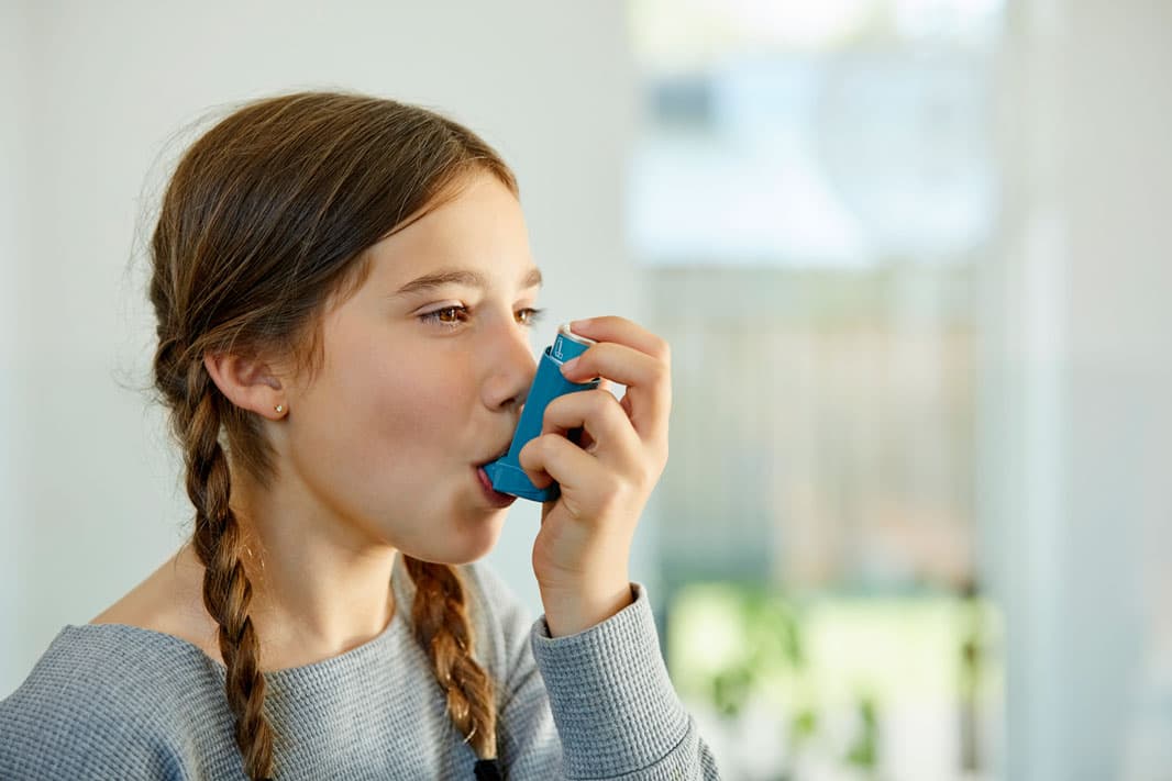 Mädchen mit Asthma-Inhalator