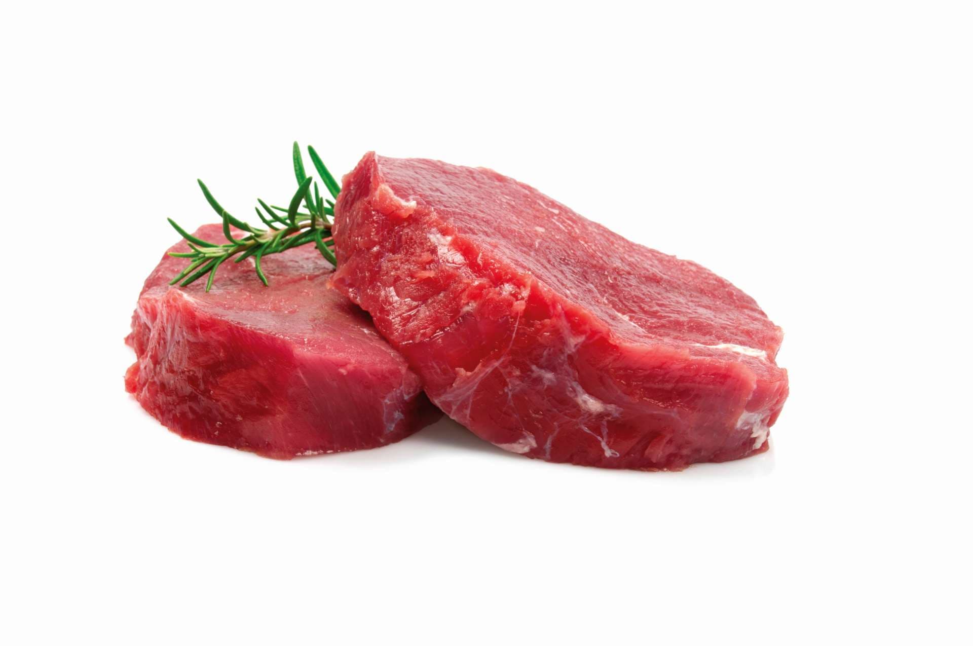 Zwei rohe Steaks isoliert auf Weiß