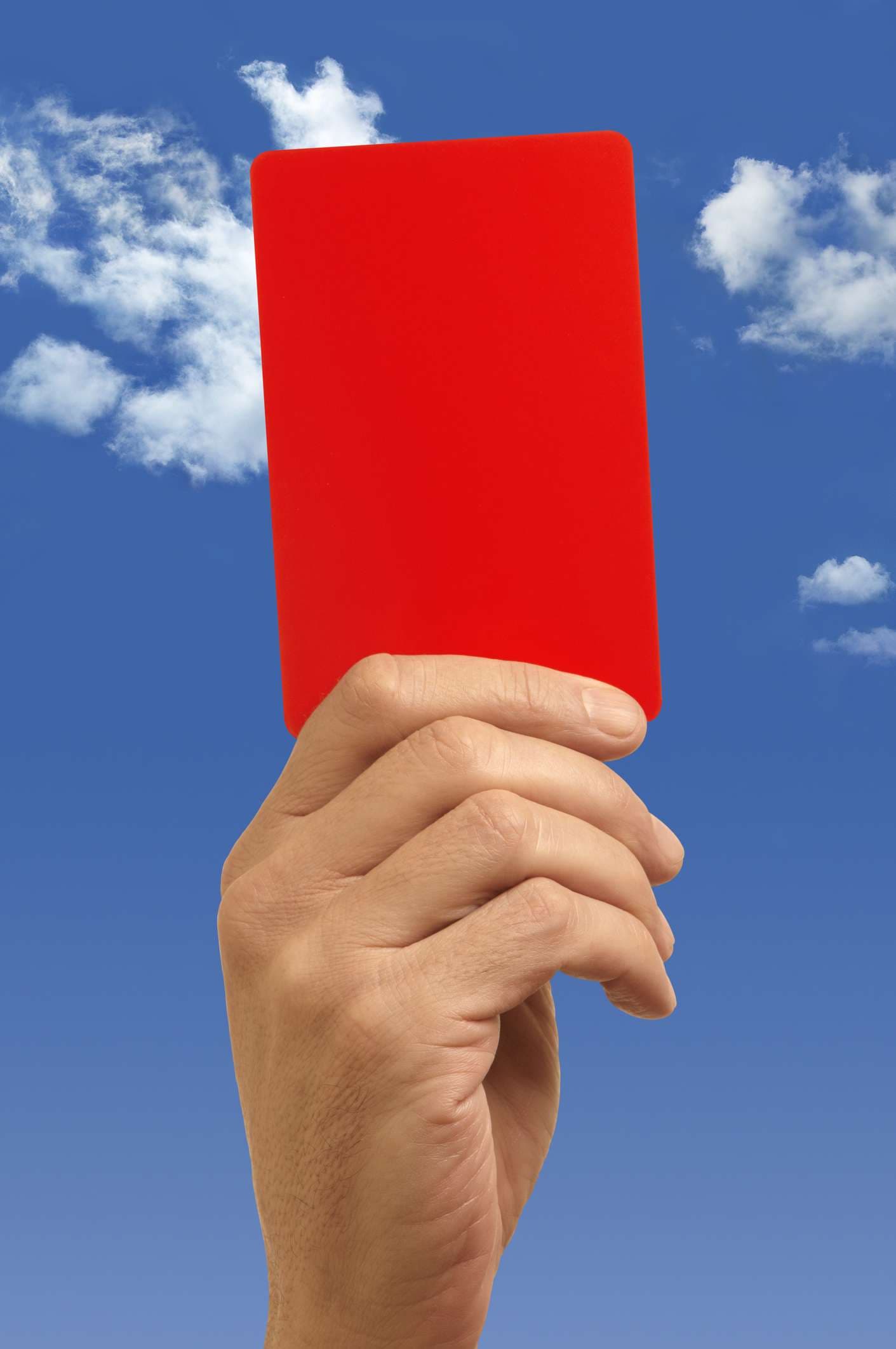 «Hand hält eine rote Karte, mit blauem Himmel»