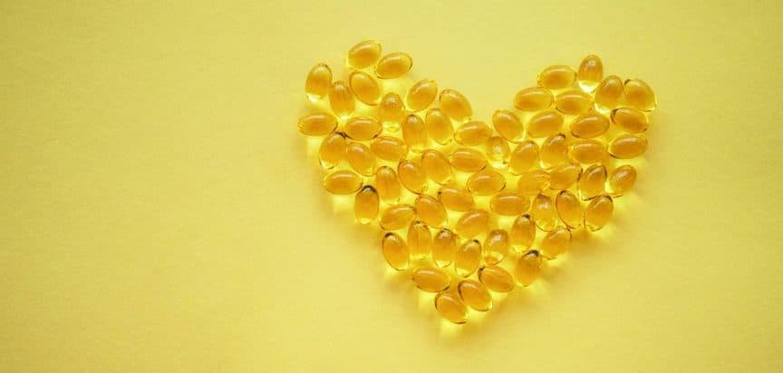 Herz bestehend aus Omega-3-Fettsäurekapseln.