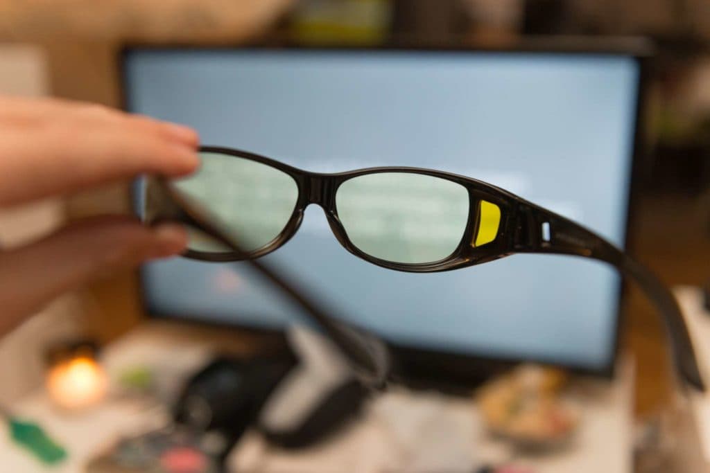 Mit dieser Brille sollten Sie besser und tiefer schlafen. Diese Brille ist für Brillenträger.
