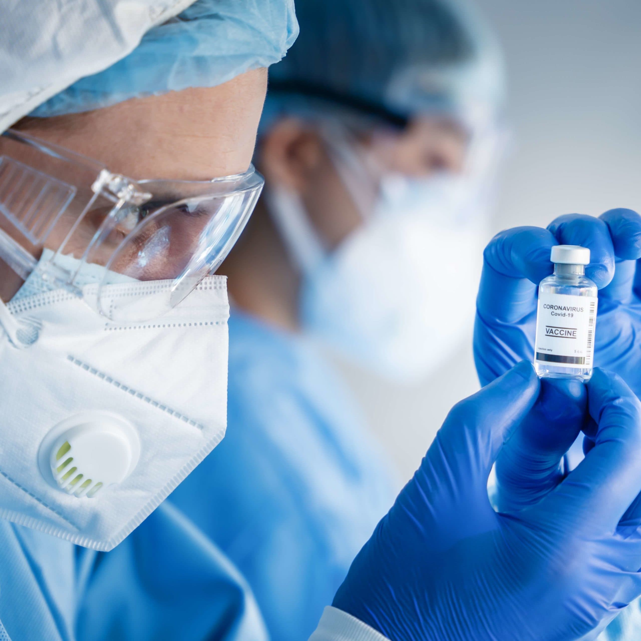 Coronavirus-Covid-19-Impfstoffflasche in Händen eines Arztes für Pharmakologie und Impfstoffforschung im Labor, Entwicklung von Coronavirus-Covid-19-Impfstoffen