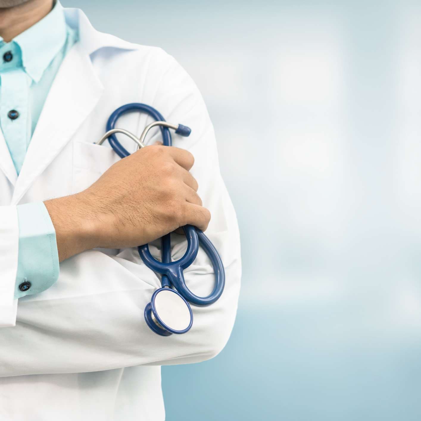 Doktor im Krankenhaushintergrund mit Kopienraum. Gesundheitswesen und medizinisches Konzept.