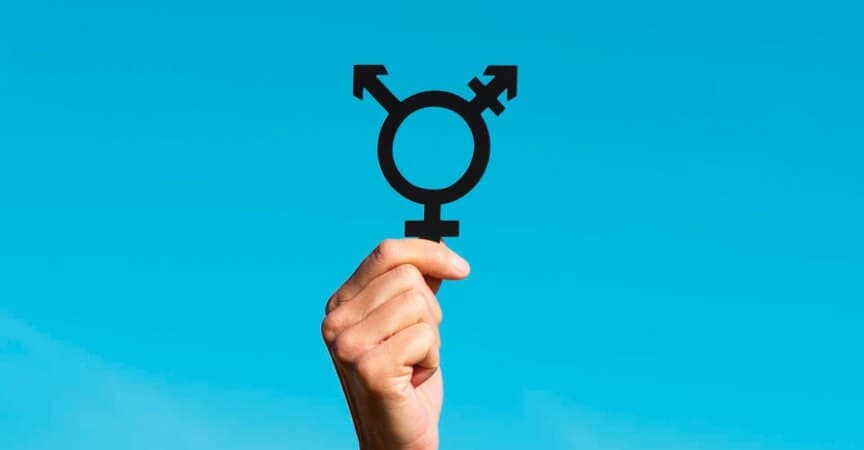 Frau hält Transgender Symbol in die Luft