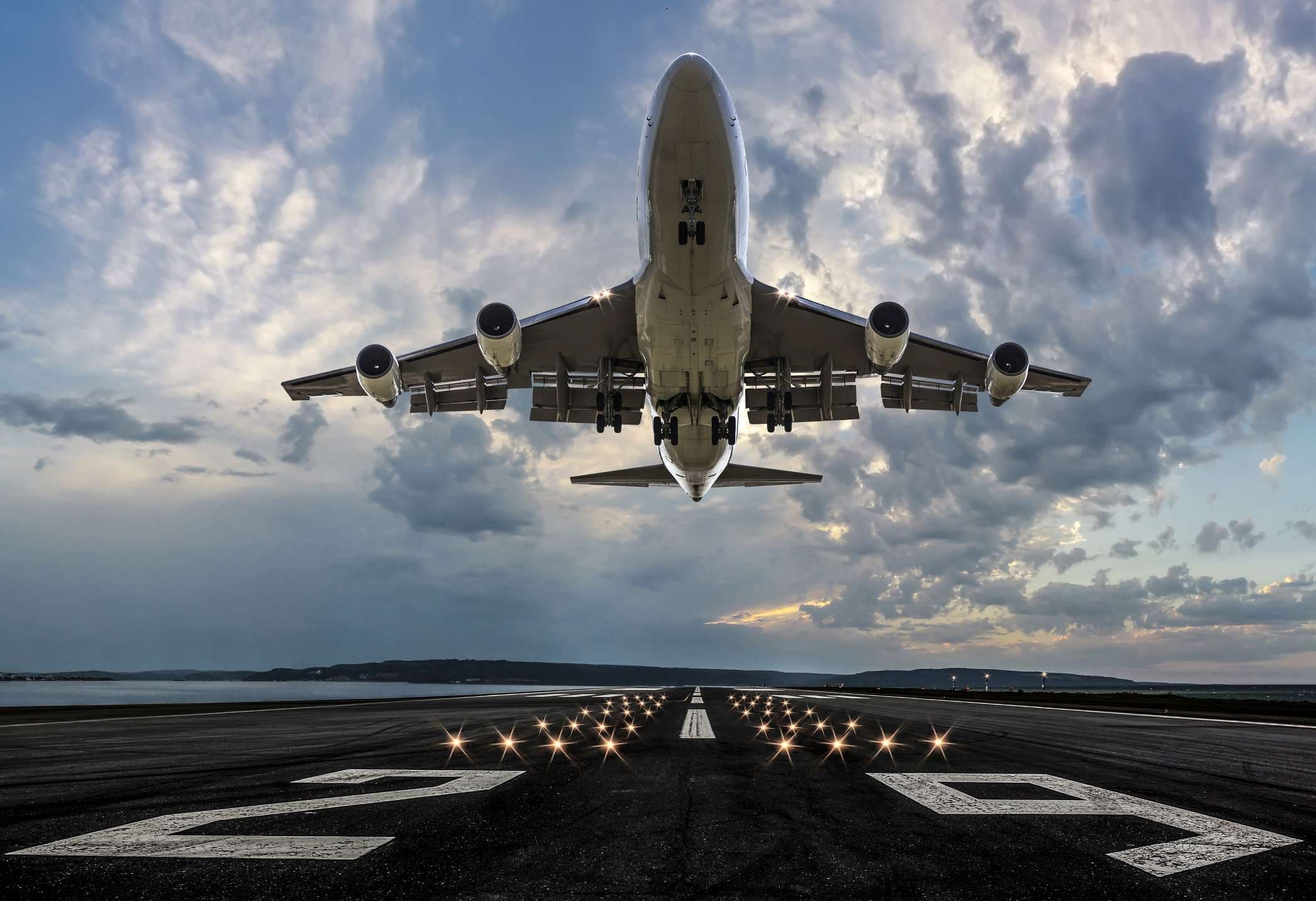 Passagierflugzeug startet bei Sonnenuntergang