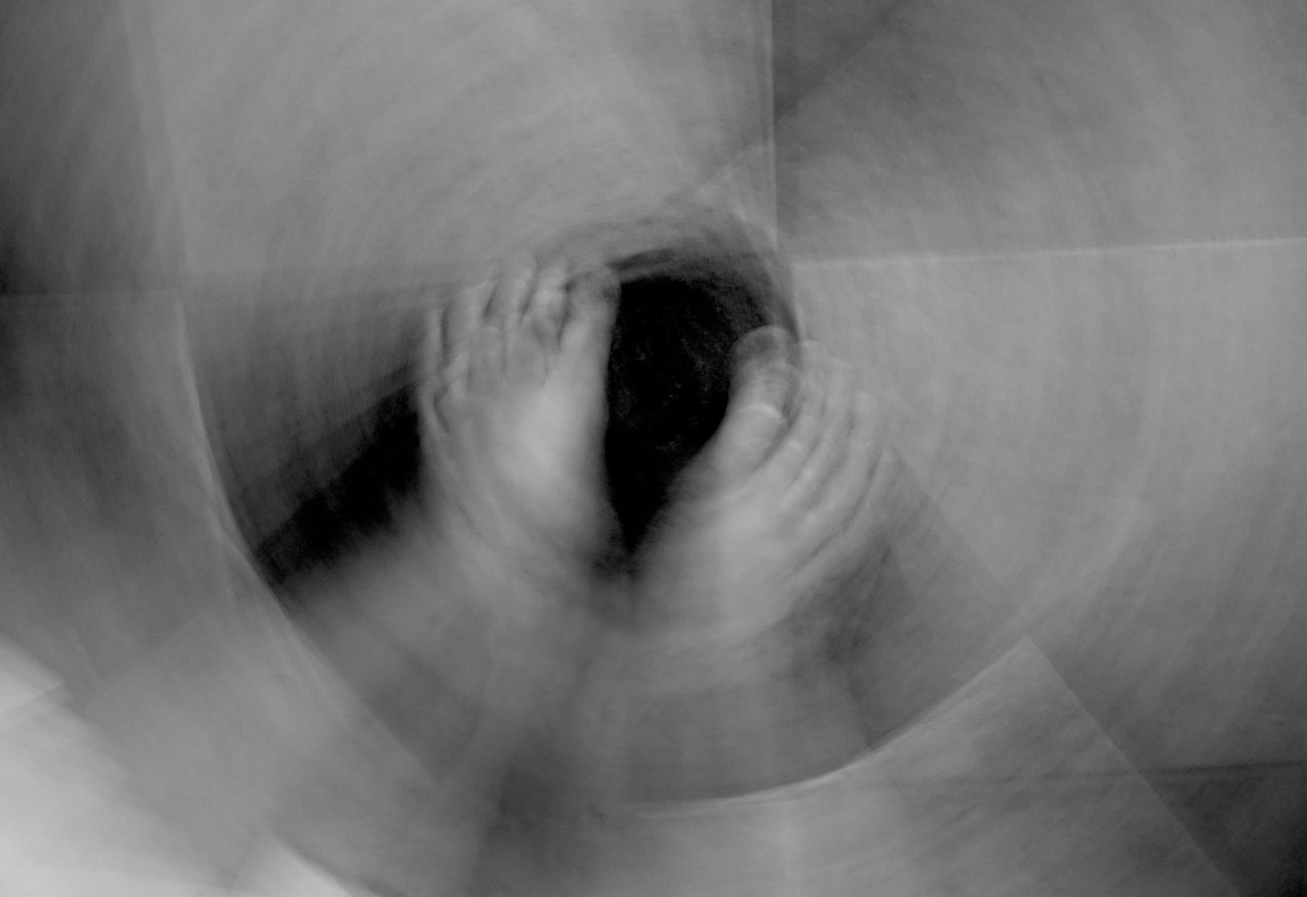 Unscharfe menschliche Füße mit dem Gefühl, das Bewusstsein zu verlieren