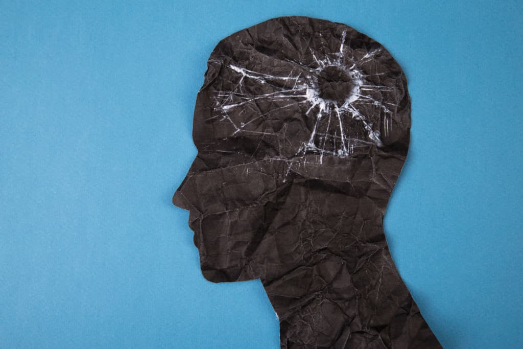 Symbol für Gehirnstörung, das von einem menschlichen Kopf aus Formpapier dargestellt wird. Kreative Idee für Alzheimer, Demenz, Gedächtnisverlust und psychische