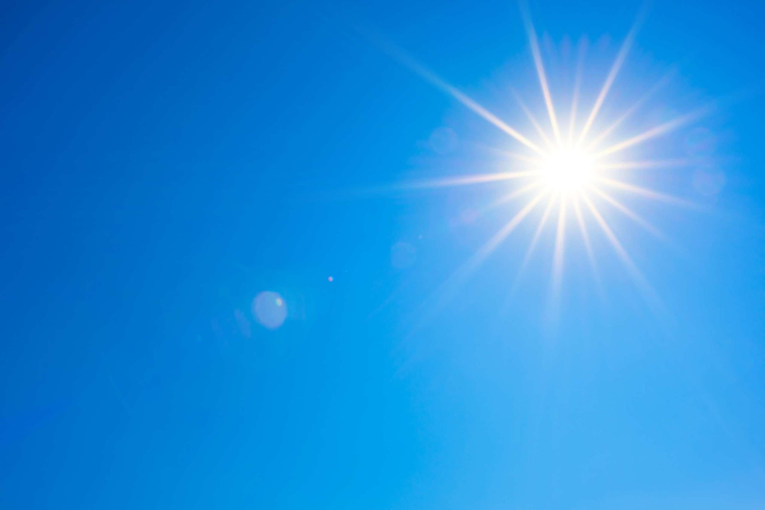 Sommerhintergrund, wunderbarer blauer Himmel mit heller Sonne