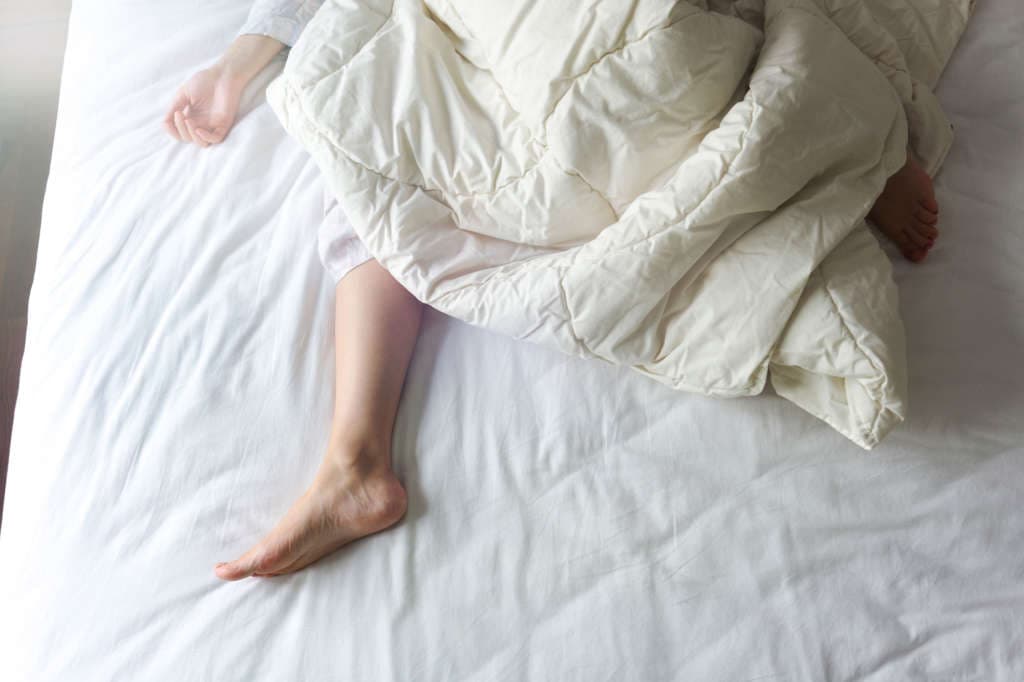 nackte-fuesse-einer-jungen-frau-im-bett