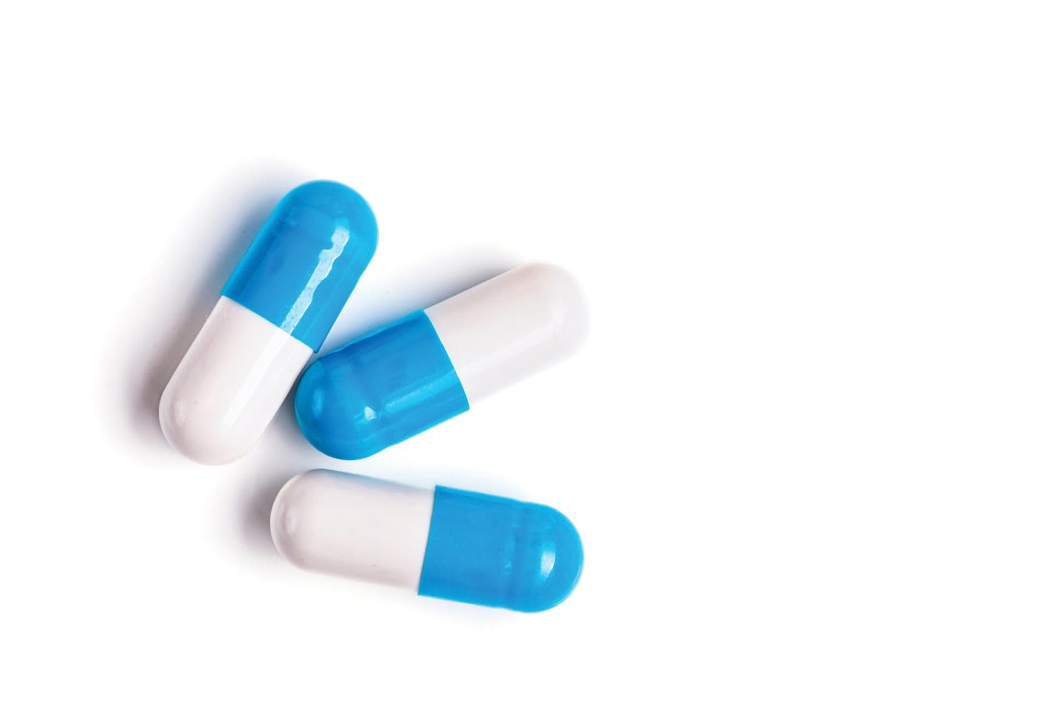 Drei Tabletten in blau und weiss