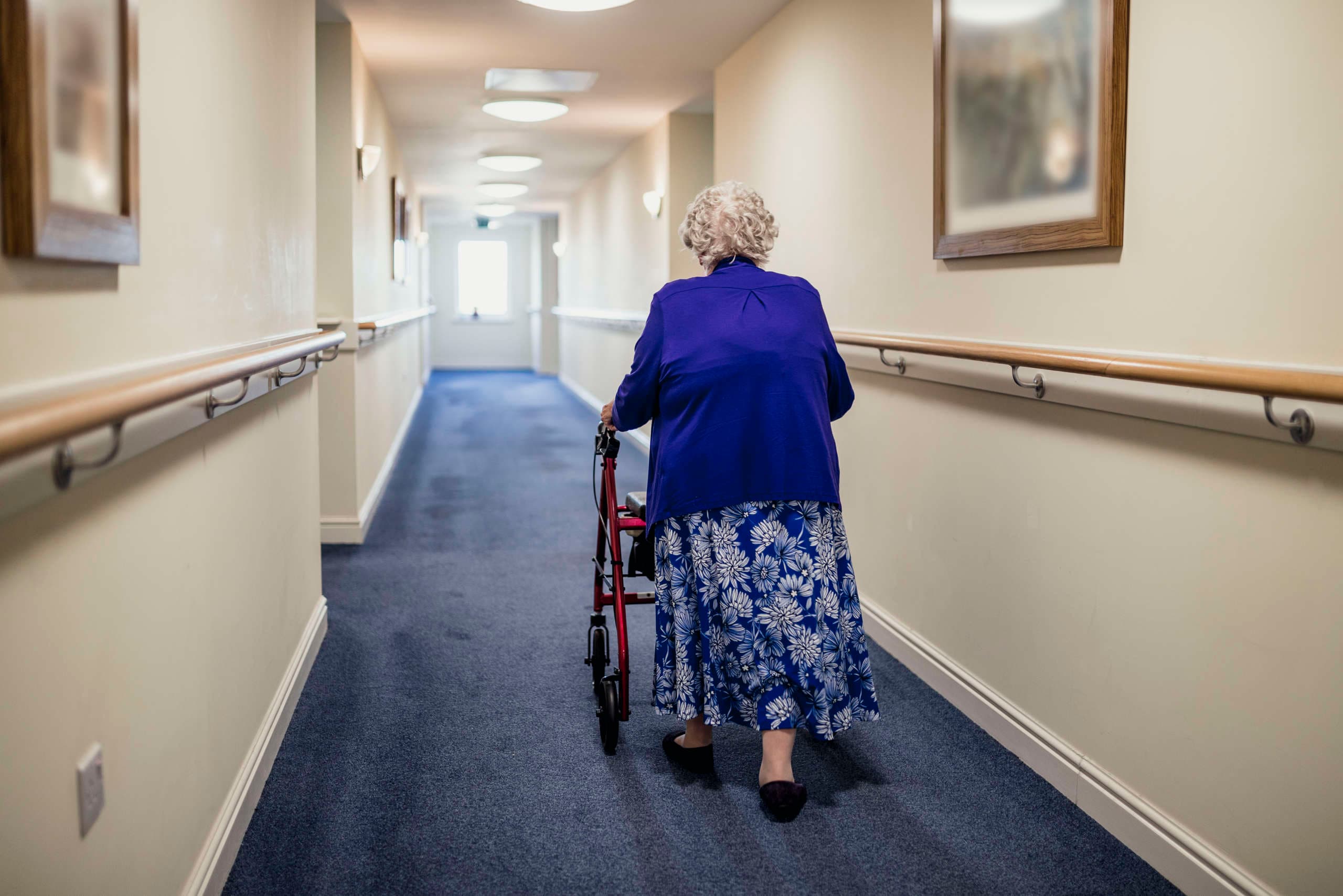 Seniorin mit Gehhilfe