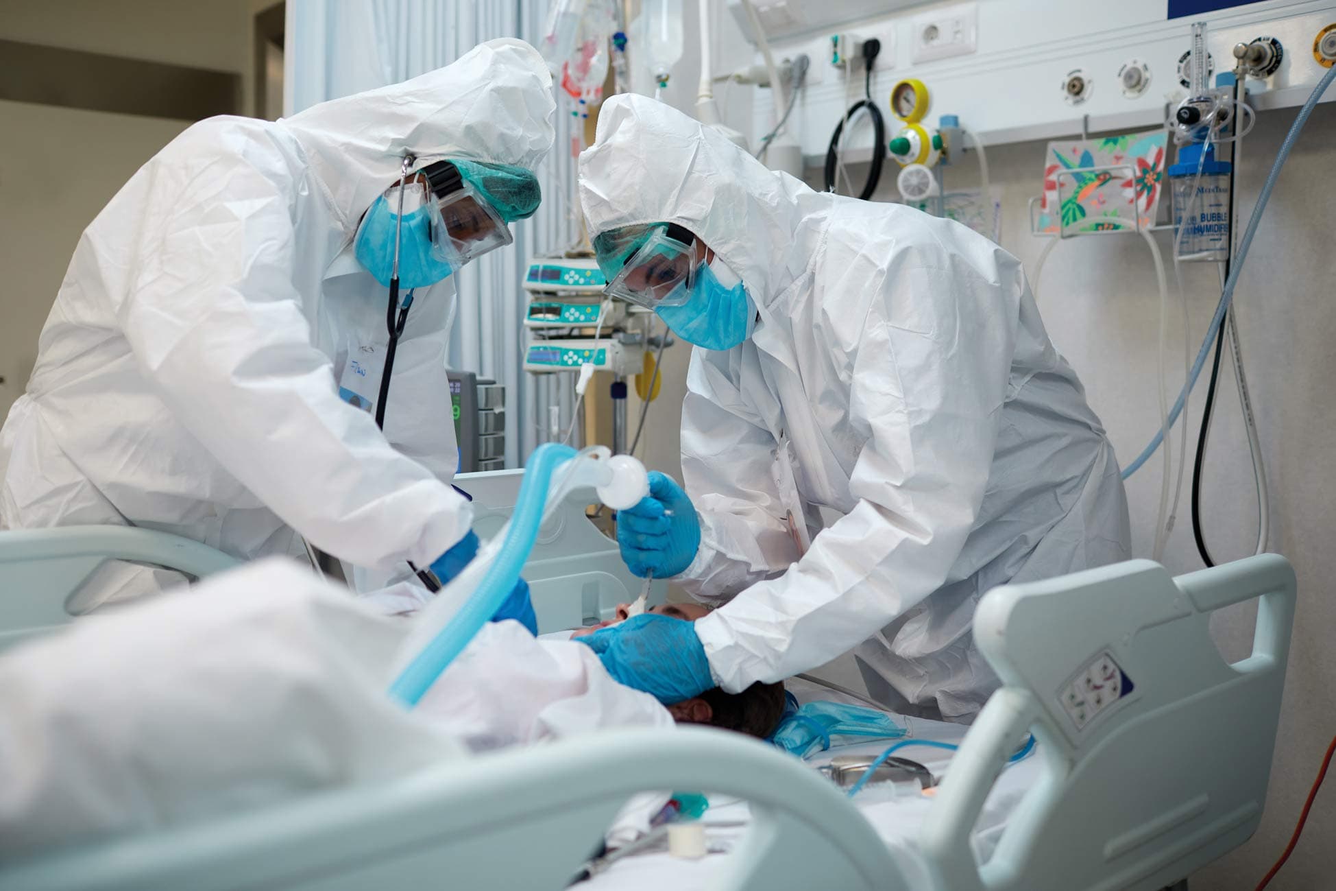 Covid Patient wird intubiert im Spital