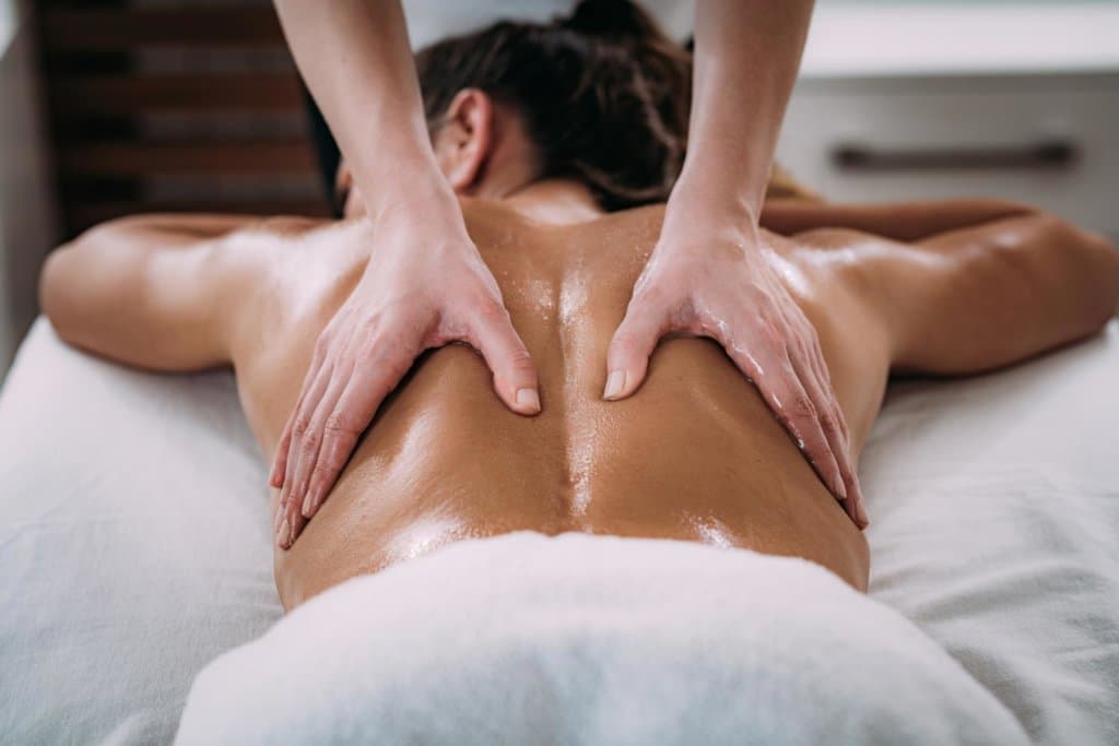 Eine Frau bekommt eine Rückenmassage