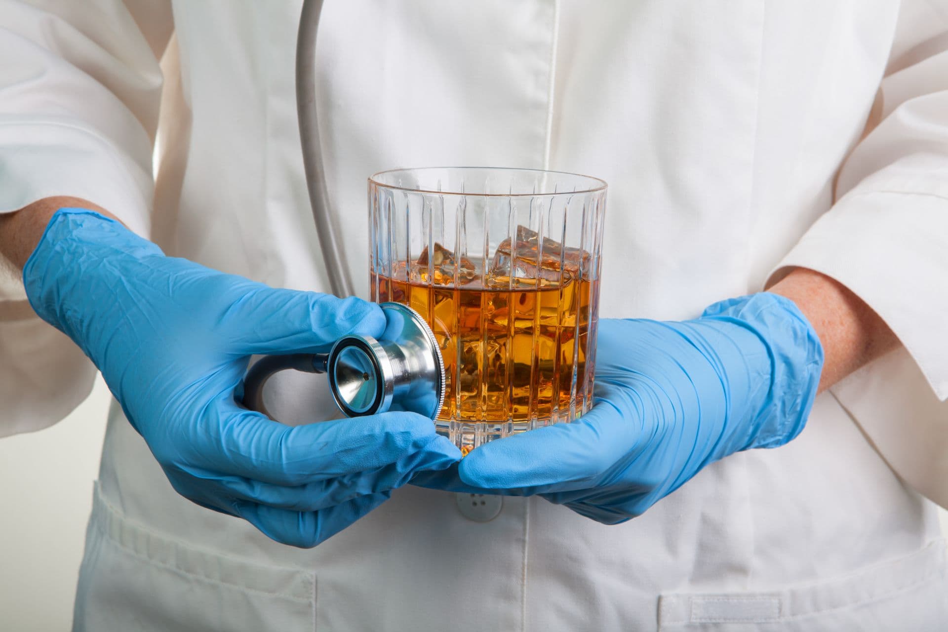 Erstes Ziel der hausärztlichen Behandlung ist es, einen möglichen Alkoholmissbrauch erst bewusst zu machen.
