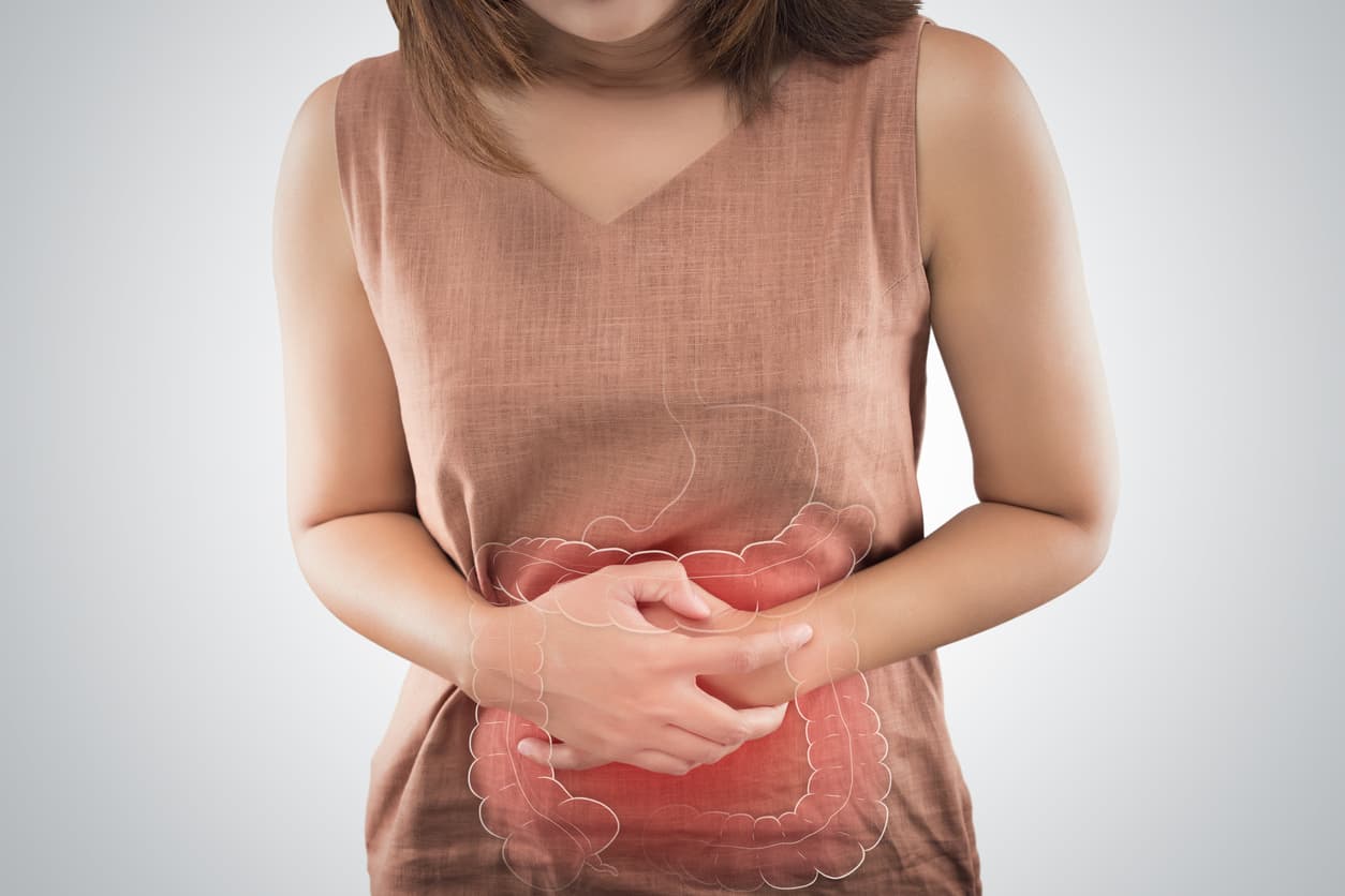 Das Foto des Dickdarms befindet sich auf dem Körper der Frau. Menschen mit Magenschmerzen-Problem-Konzept. Weibliche Anatomie