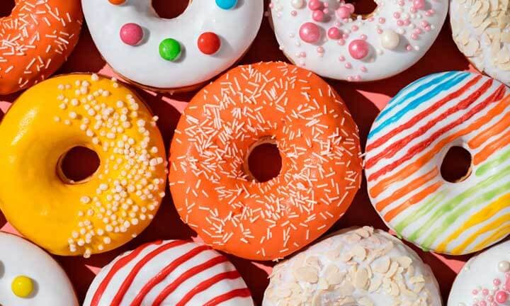 Assortierte, farbig glasierte Donuts