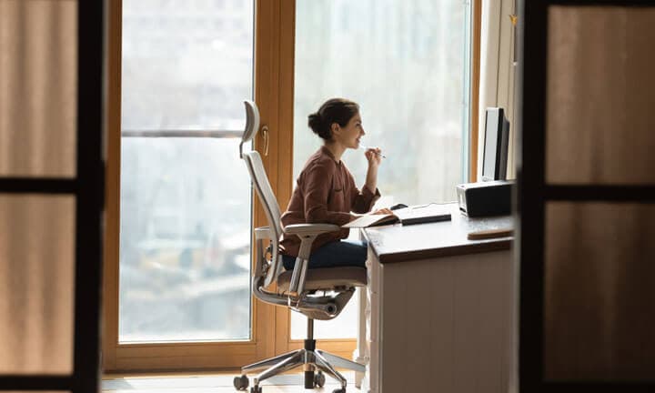 Frau sitzt im Büro vor dem PC