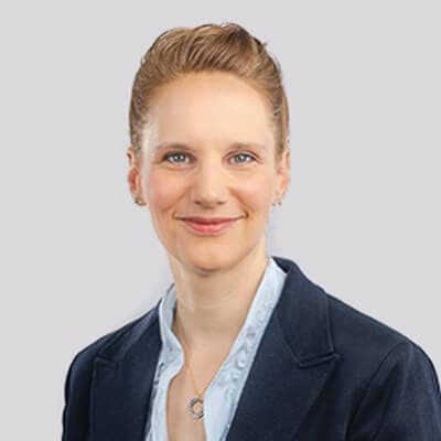 portrait_dr_jana_siroka_jana_weisser_hintergrund