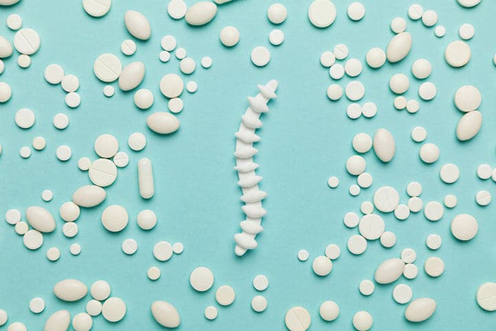 Tabletten, die ein Rückgrat bilden auf türkis-blauem Hintergrund