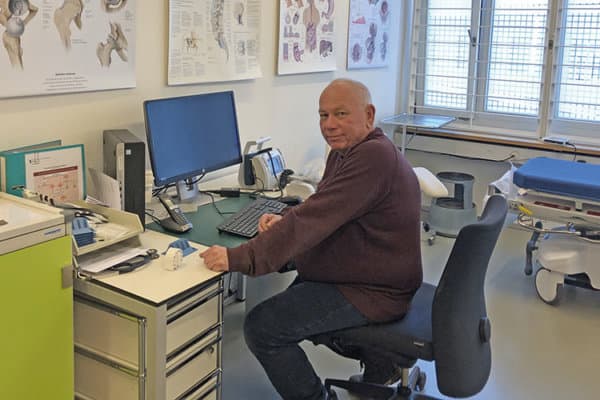 Henning Kraus an seinem Arbeitsplatz als Gefängnisarzt.