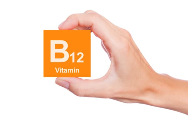 Hand hält Schild mit Aufschrift B12