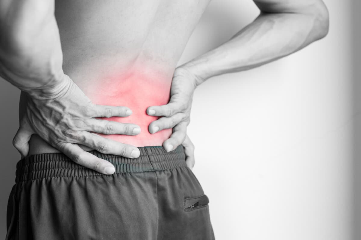 Bei der axialen Spondyloarthritis manifestieren sich die Beschwerden meist zwischen dem 30. und 40. Lebensjahr.