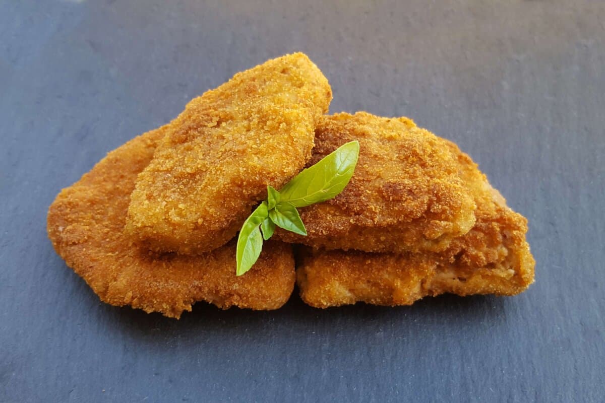 Sojaschnitzel auf dunklem Brett