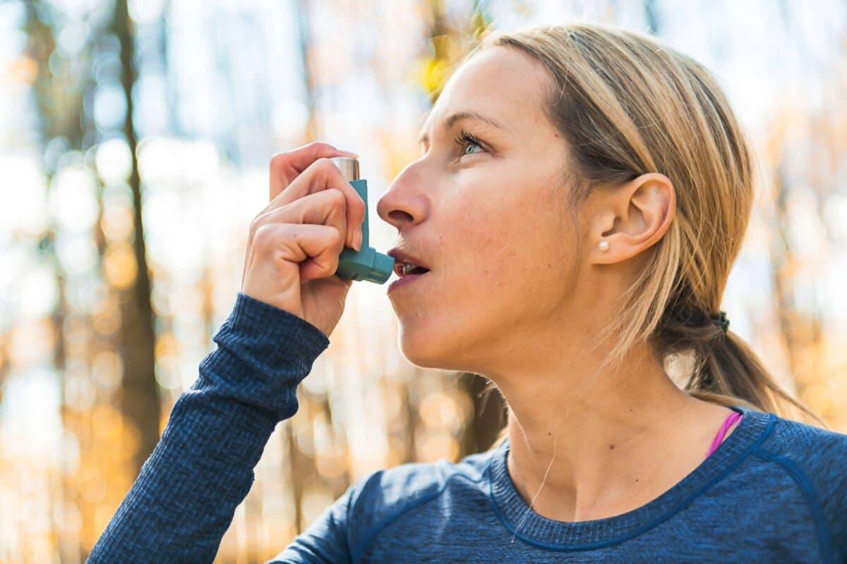 Fitness-Lauffrau im Winter leidet unter Asthma