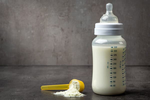 Bouteille de lait pour bébé sur une table gris foncé