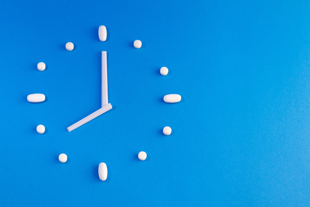Pillen Uhr auf blauem Hintergrund