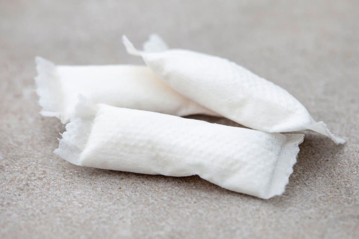 Tabakfreie Nicotine Pouches enthalten eine weisse Trägermasse, über die das Nikotin an die Mundschleimhaut abgegeben wird.