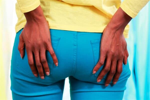 Frau mit Hand auf Gesäss