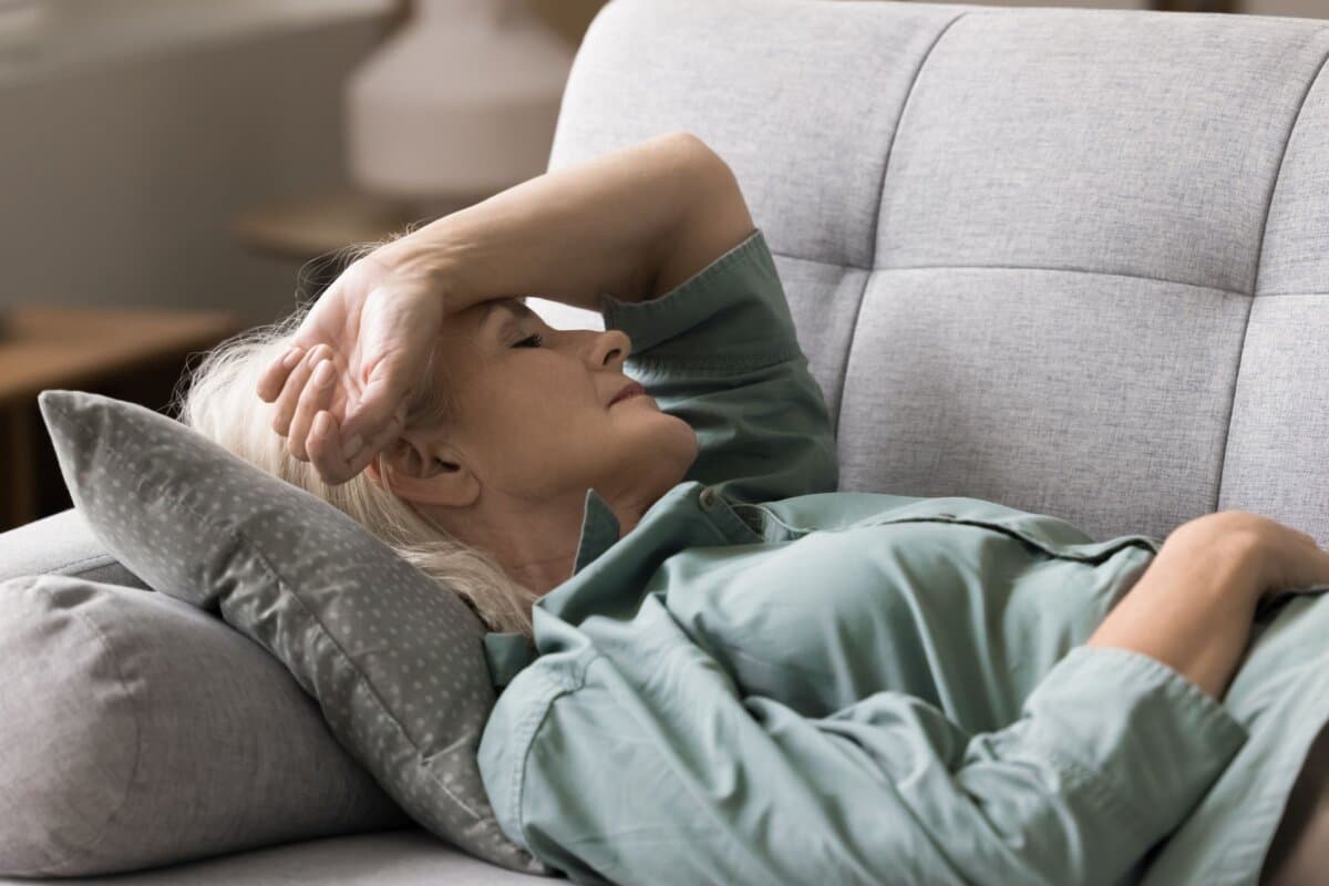 Ältere Frau mit Fatigue.