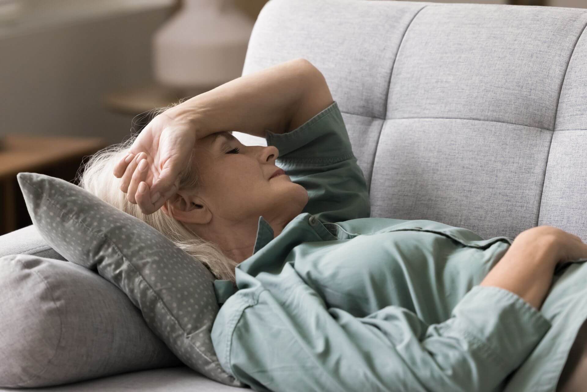 Ältere Frau mit Fatigue.