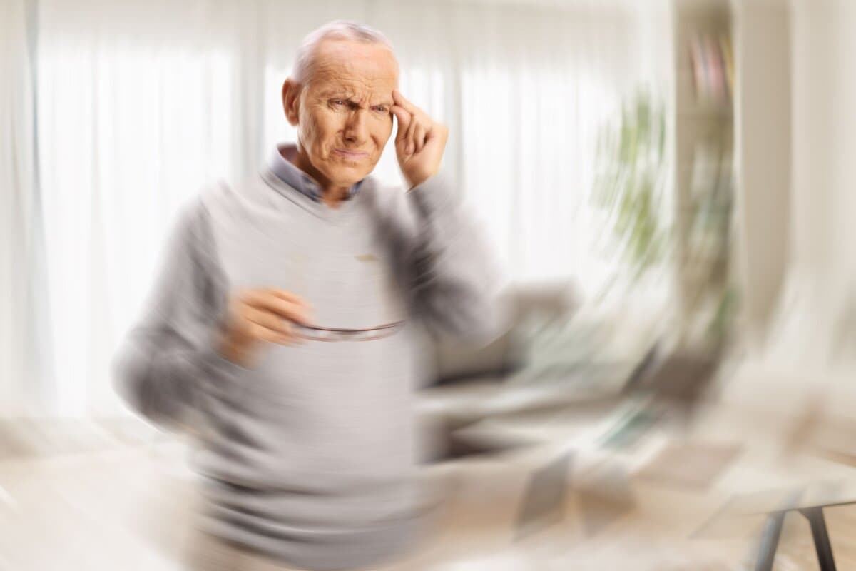 Älterer Mann mit Kopfschmerzen und Schwindel.