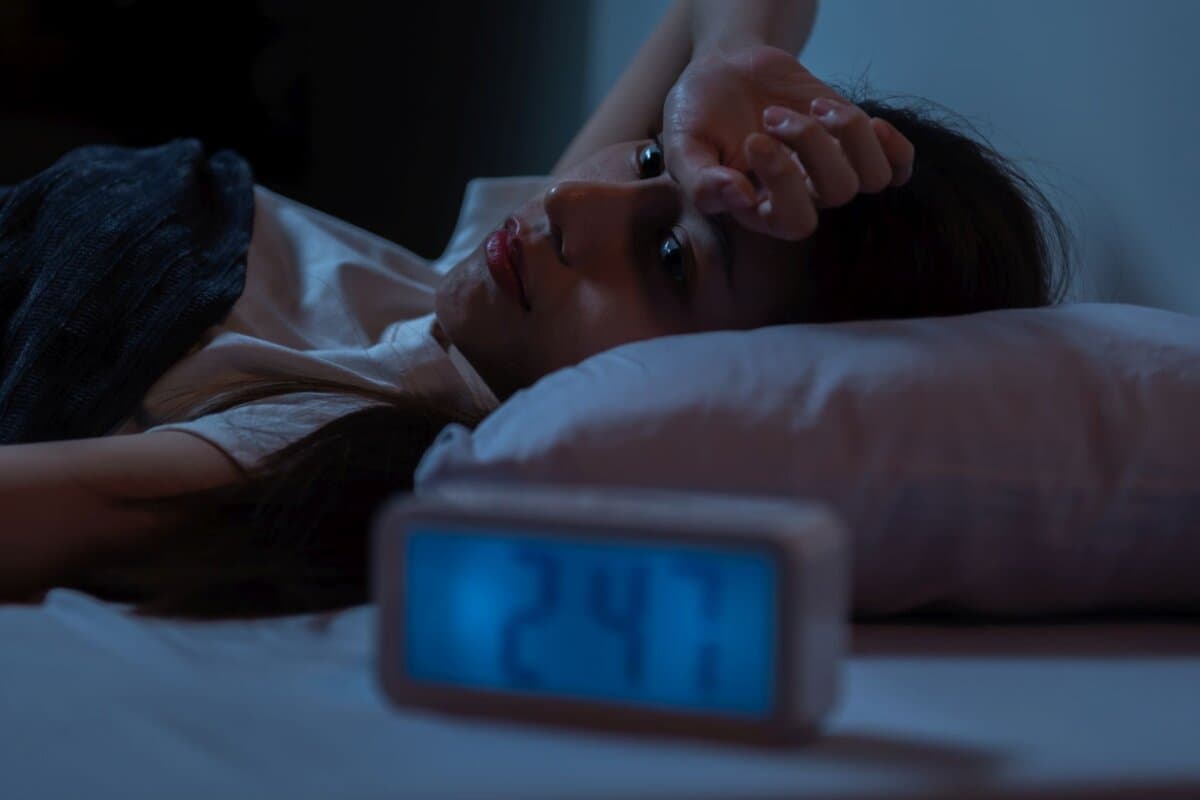 Junge Frau leidet an Insomnie.