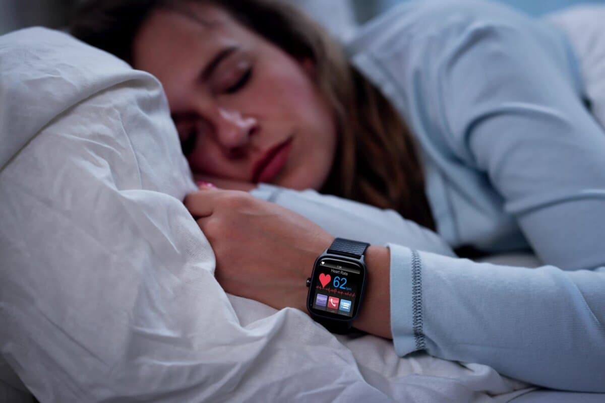 Schlafende Frau mit Smartwatch
