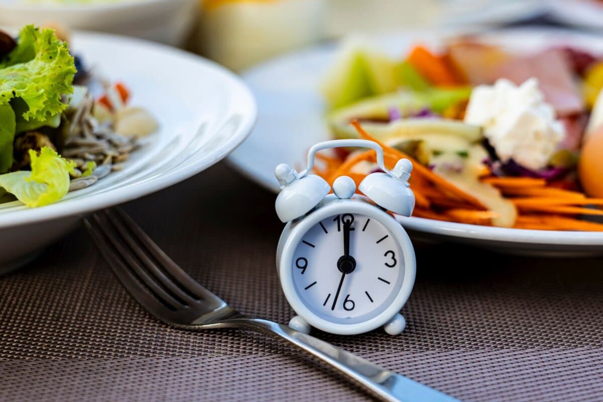 Wecker mit IF (Intermittent Fasting) 16 und 8 Diätregel und Gewichtsverlustkonzept.-Diätplankonzept