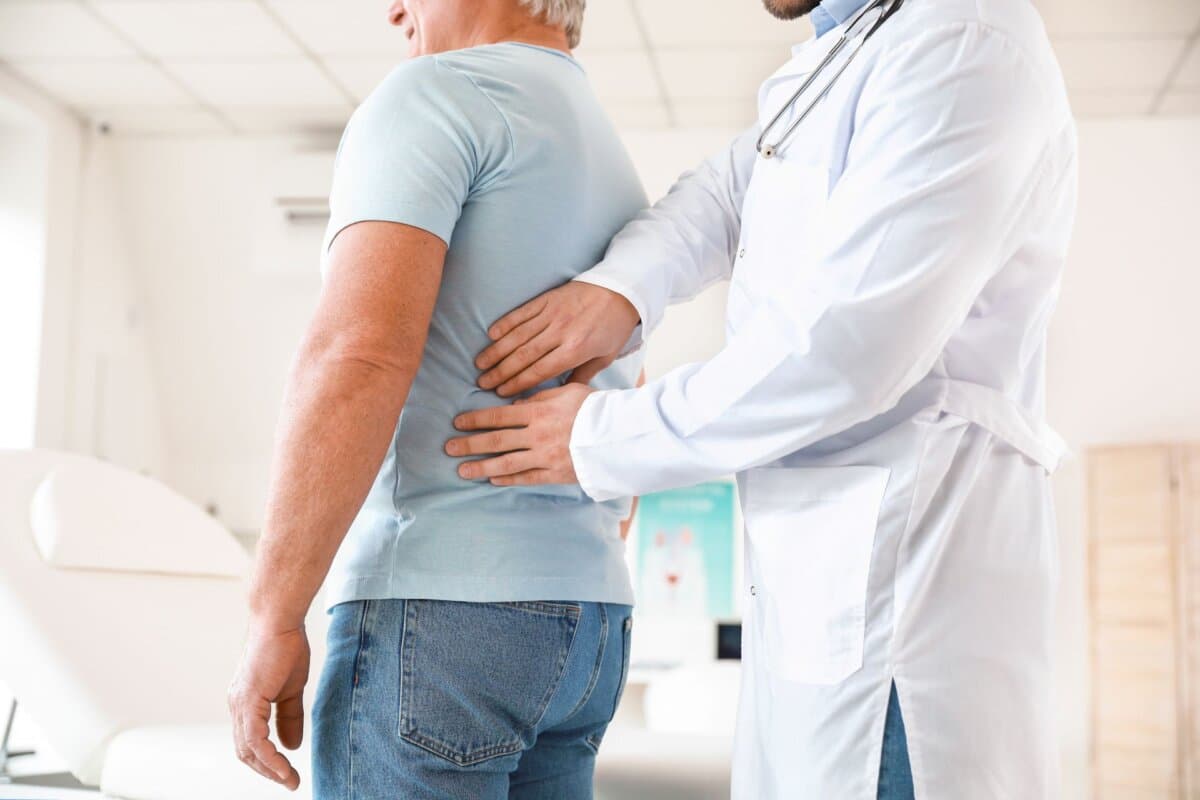 Urologe untersucht reifen Patienten in Klinik