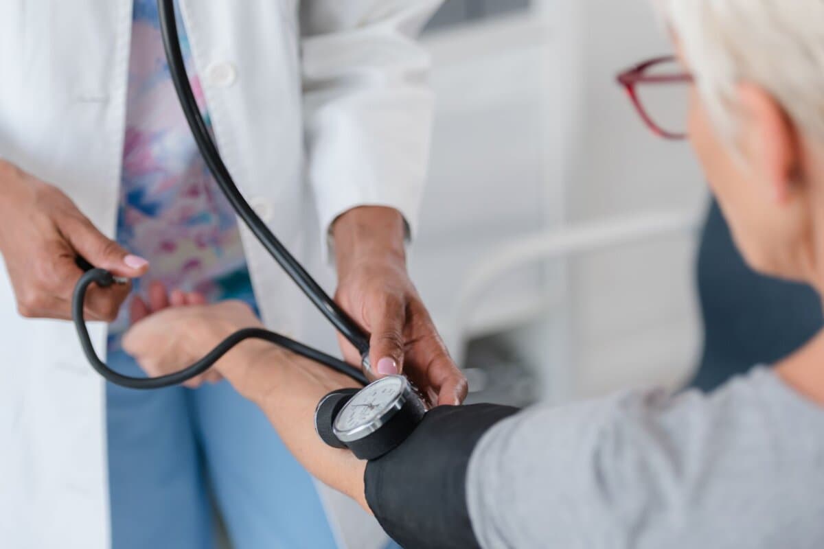 Blutdruckmessen bei älterer Patientin. Kardiovaskuläre Vorsorgeuntersuchung im Alter.
