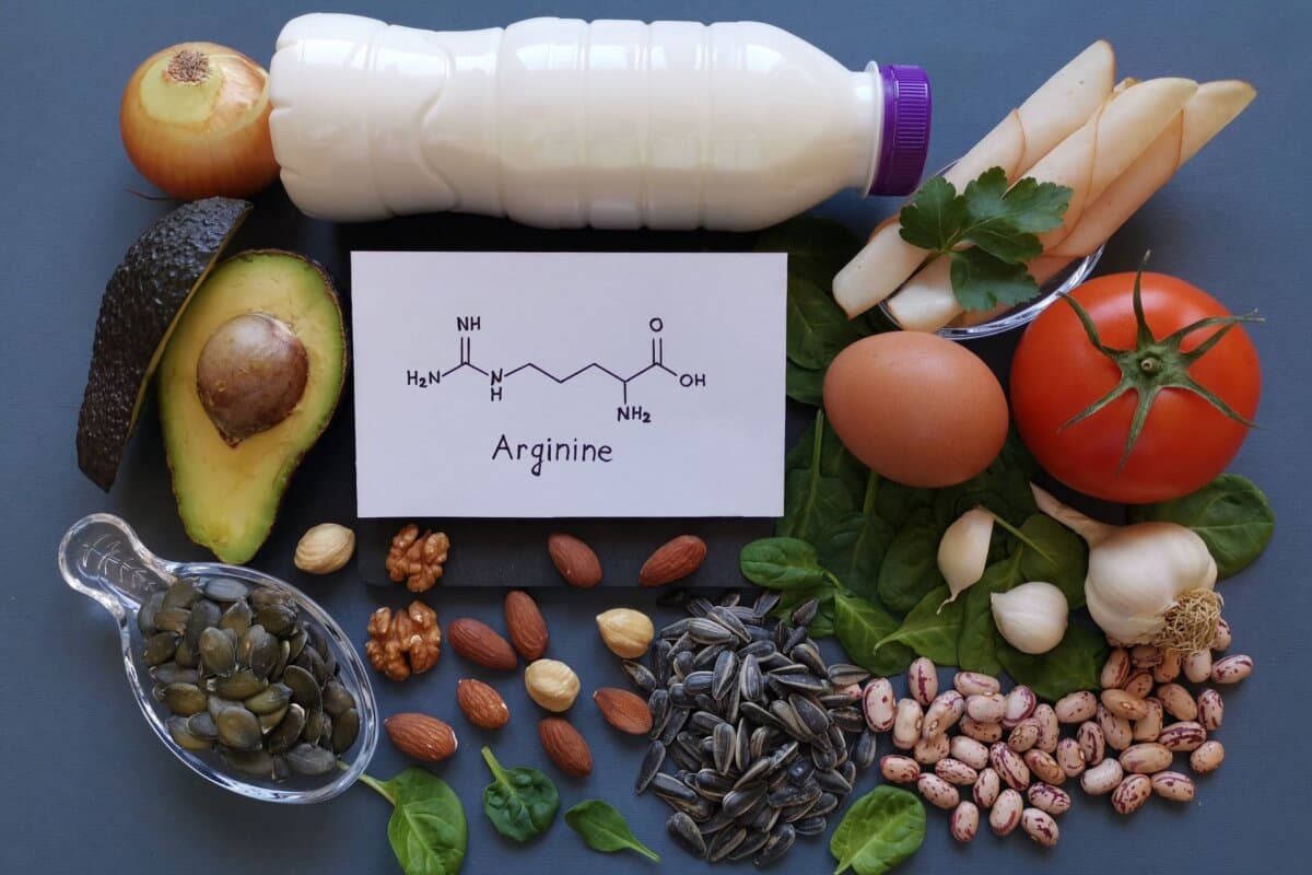 Argininreiche Lebensmittel mit der chemischen Strukturformel von Arginin.