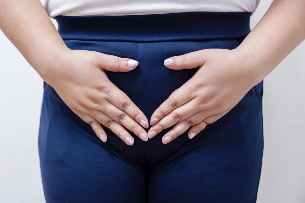 Nahaufnahme der Hände einer Frau, die ihren Schritt berühren