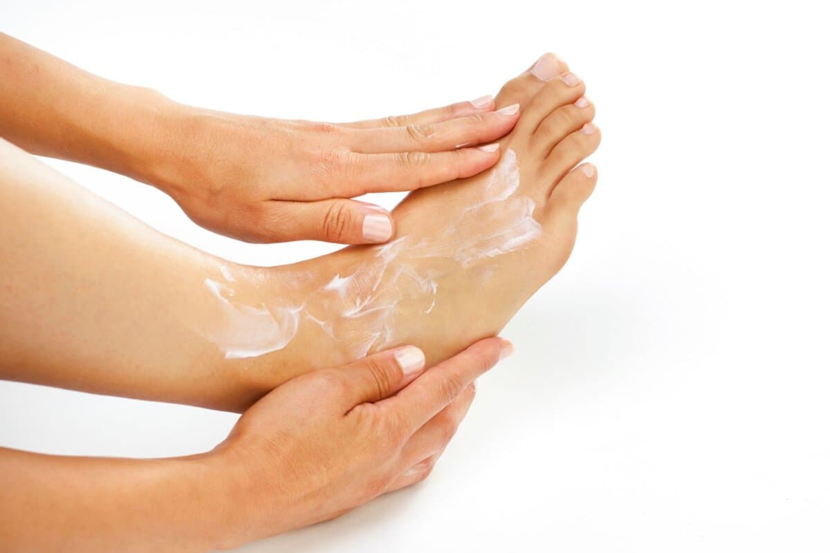 Frau bei der Fusspflege