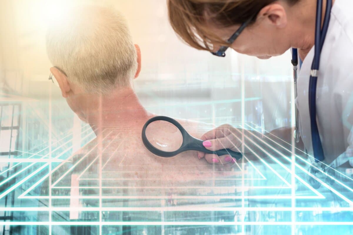 Un dermatologue examine la peau du dos d'un patient ; exposition multiple