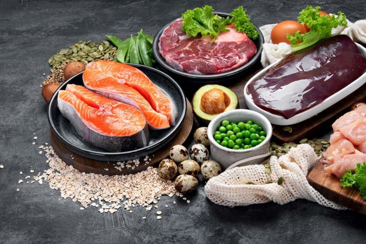 Lebensmittel mit hohem Pantothensäure-Gehalt auf dunklem Hintergrund.