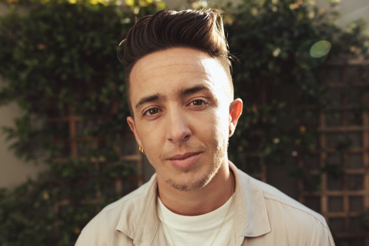 Porträt eines selbstbewussten Transmannes