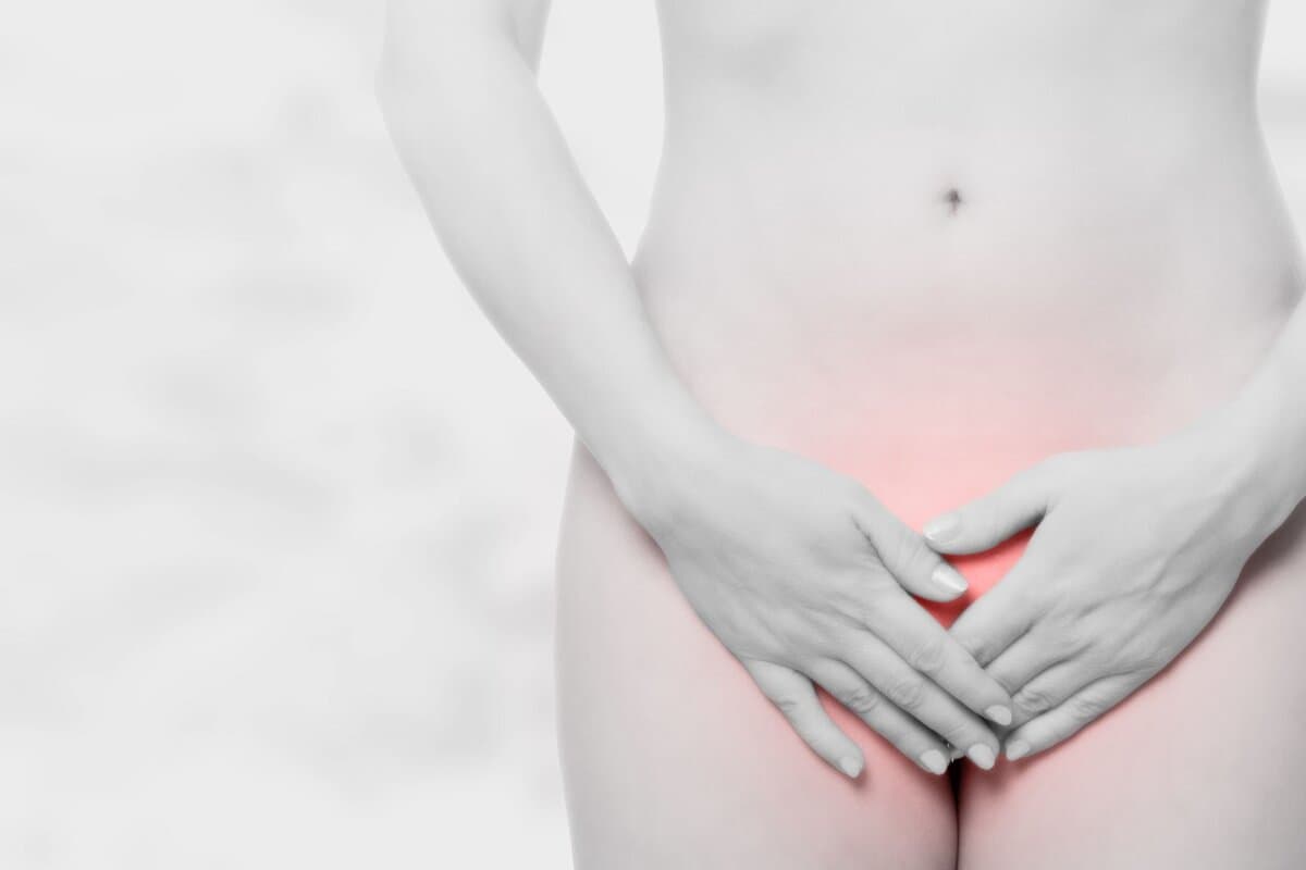 Frau mit Beschwerden im Intimbereich