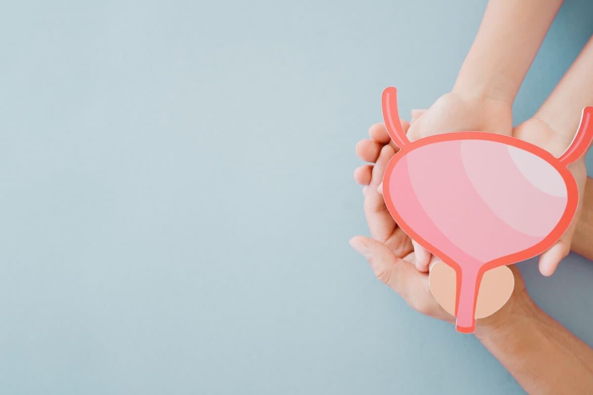 Mains tenant une ampoule – illustration de la cystite, de l'urétrite, de l'incontinence urinaire et du cancer de la